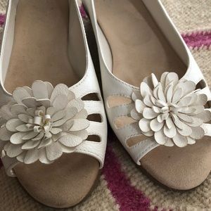 Aerosoles Cream Flower Peep-toe Shoes